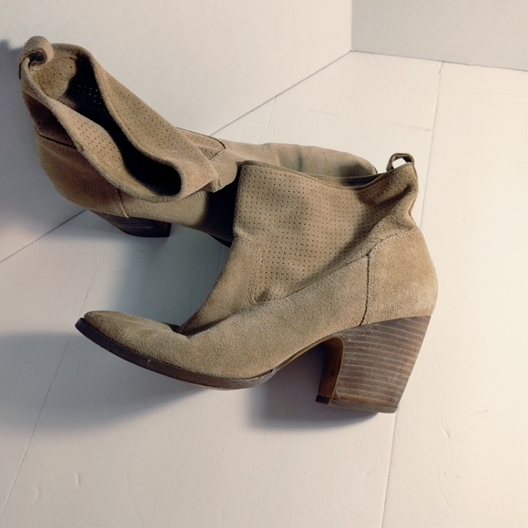 Taupe Suede Pull on Ivanka Trump Size 10 Ankle Shoes Boots - Picture 4 of 11